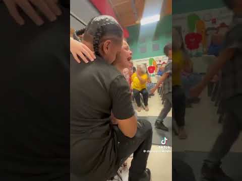 Dad surprises daughter at school awards ceremony 😍 🎥: (BViral/Tdfbyneilly)