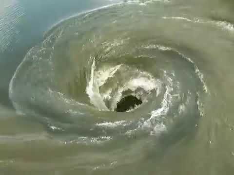วีดีโอ: น้ำวนบนฝั่ง