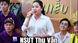 Nsưt Thu Vân cũng xuất hiện trong ngày tưởng nhớ đến Nsưt Vũ Linh hát cho bà con nghe