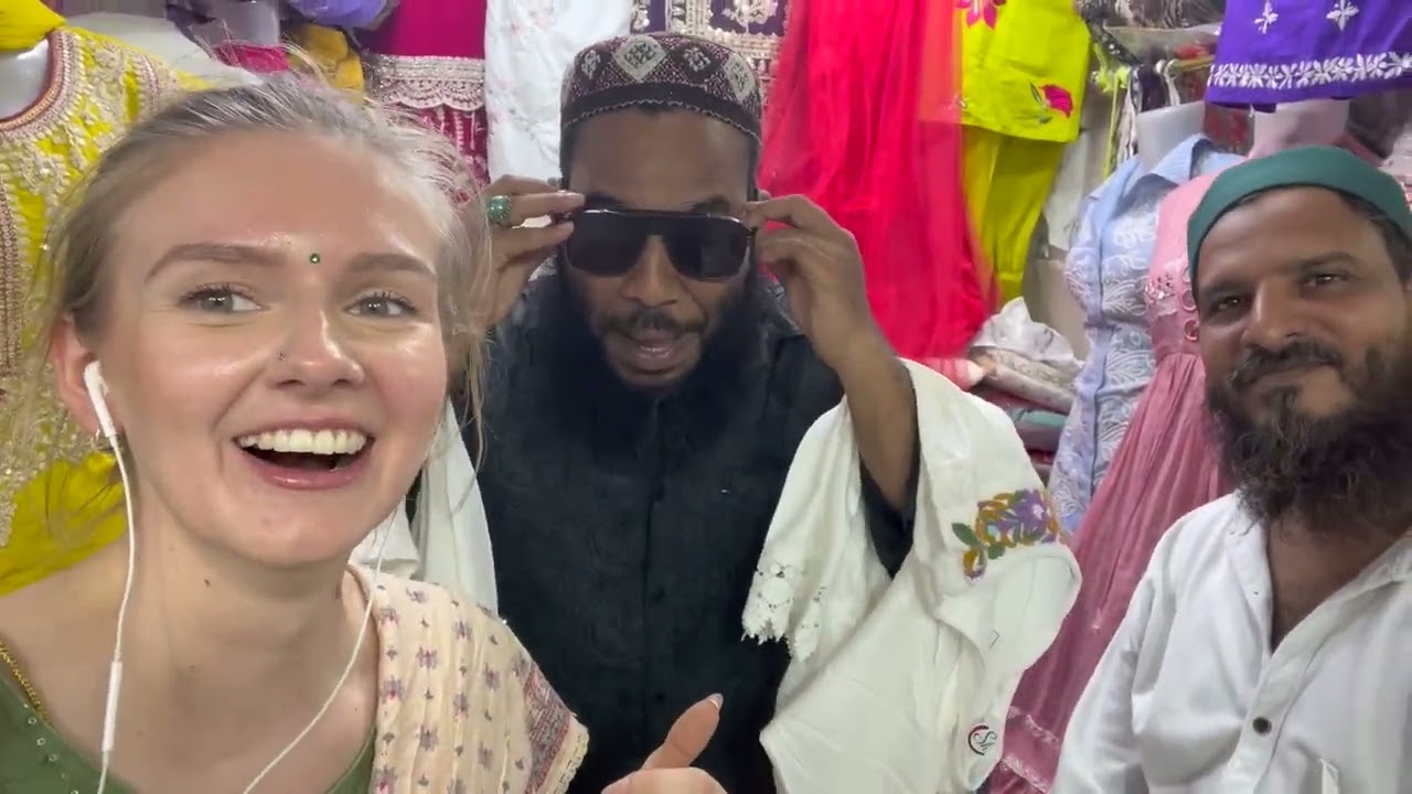 I tried to roam around Mumbai like a local - Foreigner Hindi edition! ▹JenniJi