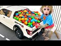 Singe Bon Bon Conduit Une Voiture Pour Acheter Des M M Colorés Avec Un Adorable Bébé Singe