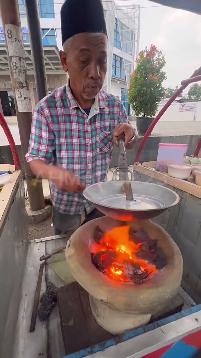 Jualan sudah 34 tahun, cuman jualan kerak telur di kota garut sehari puluhan telur ludes #shorts