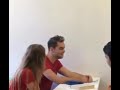 الطالب عم يغنى لمعلمته للدكتوره 