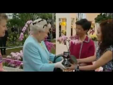 La reina Isabel II de Inglaterra recibe una orqudea con su nombre - 23/5/2011