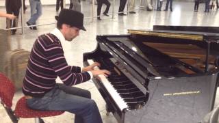 Amazing pianist at Heathrow airport arrivals hall chords