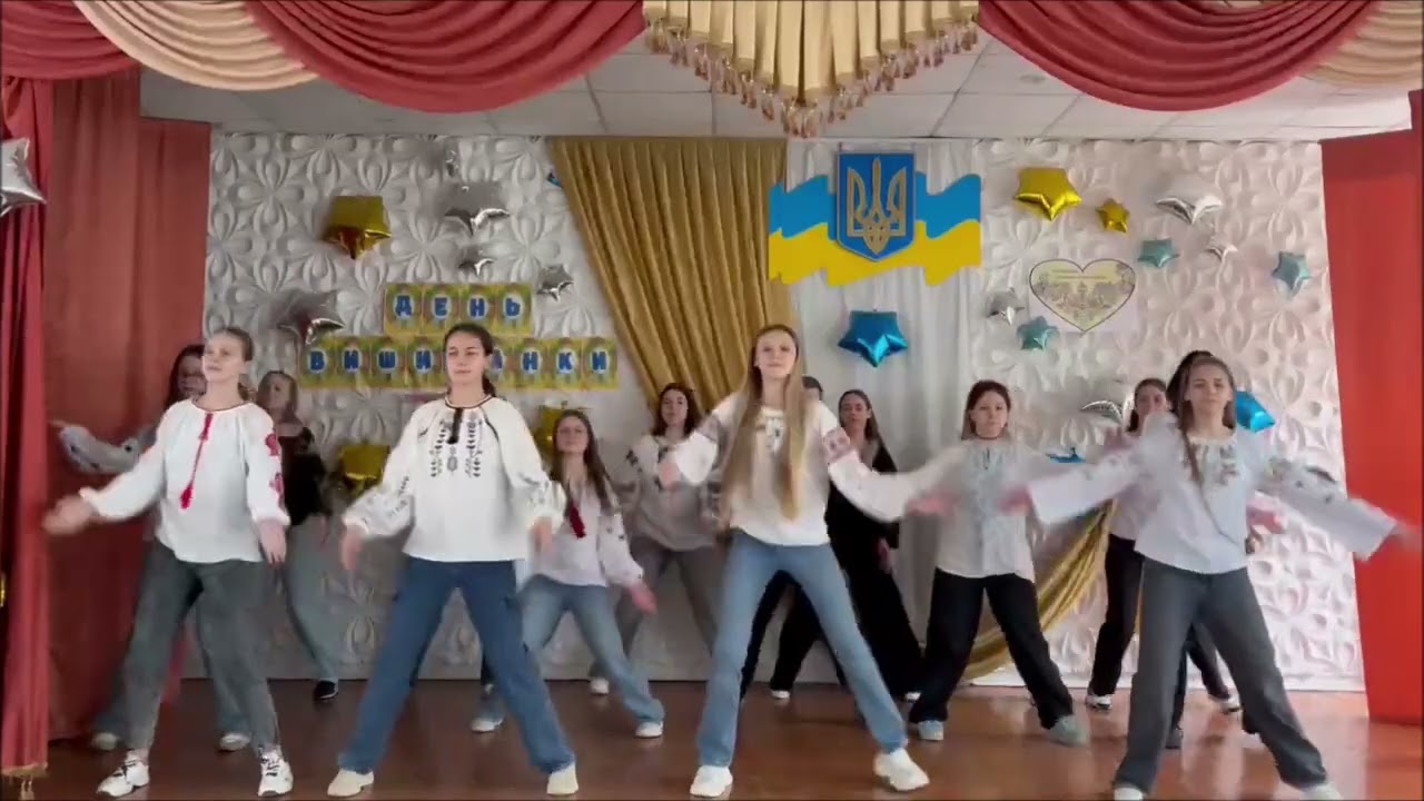 А я іду по світу в вишиванці  Я   українець  Я горджуся цим!