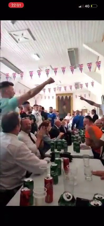 Orange Order”, di sini menyanyikan lagu yang mengejek guru sekolah Katolik yang dibunuh, Michaela...