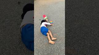 سرق الايسكريمات وطاح في الأرض             سمعها