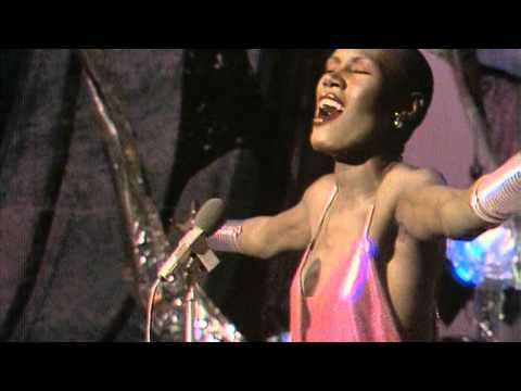 Grace Jones - La Vie En Rose (HD,16:9) Jamaica,USA,New Wave,Bossa Nova,Ballad,Francais Album: "Portfolio" (1977) Letra/Lyrics: click "more" / "mas" Des yeux ...