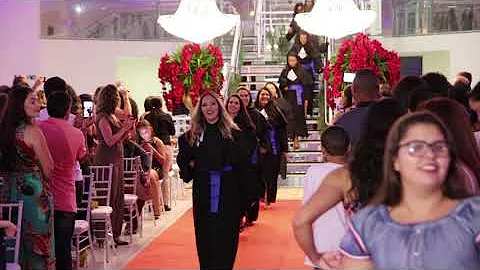 O que faz a oradora da turma na colação de grau?
