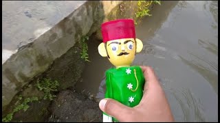 Seru Mencari Mainan Ondel Ondel Yang Hanyut Di Kali Kecil