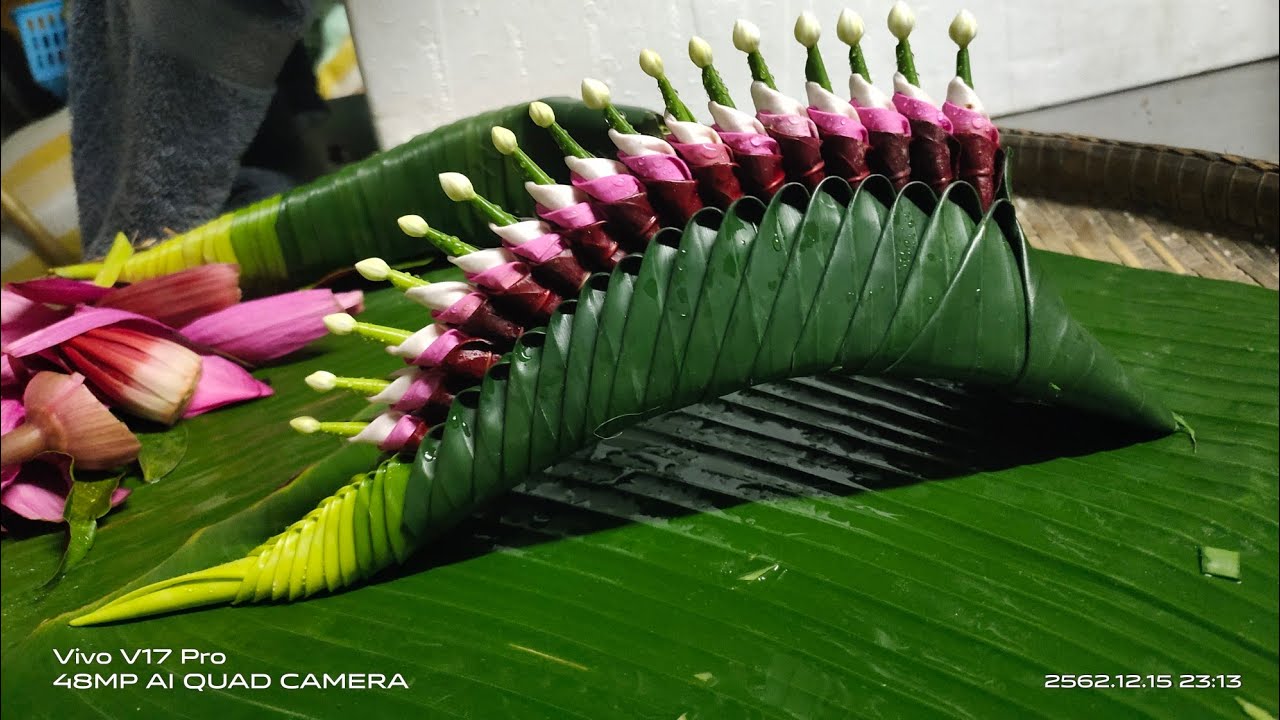 สาธิตการทำบายศรี แบบสีเข้มขลังจากใบลิ้นกระบือผสานความหวานจากสีของกลีบบัว