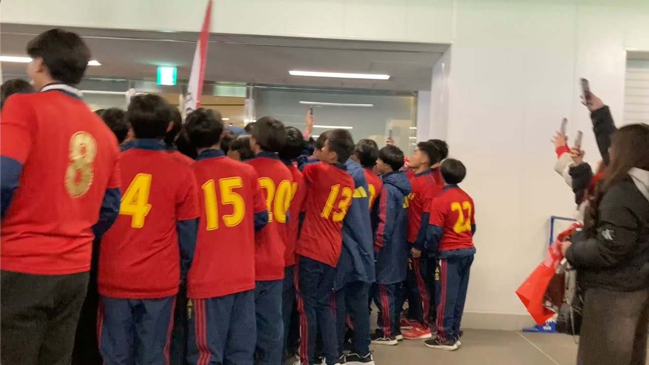 流通経済柏高校サッカー決勝戦前から盛り上がる応援2025年 新国立競技場１階通路