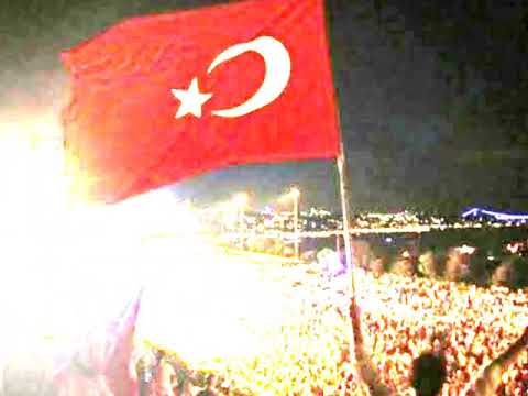 Bayrakları bayrak yapan üstündeki kandır.Toprak, uğruna ölen varsa vatandır. // 15 temmuz // ♾️♥️