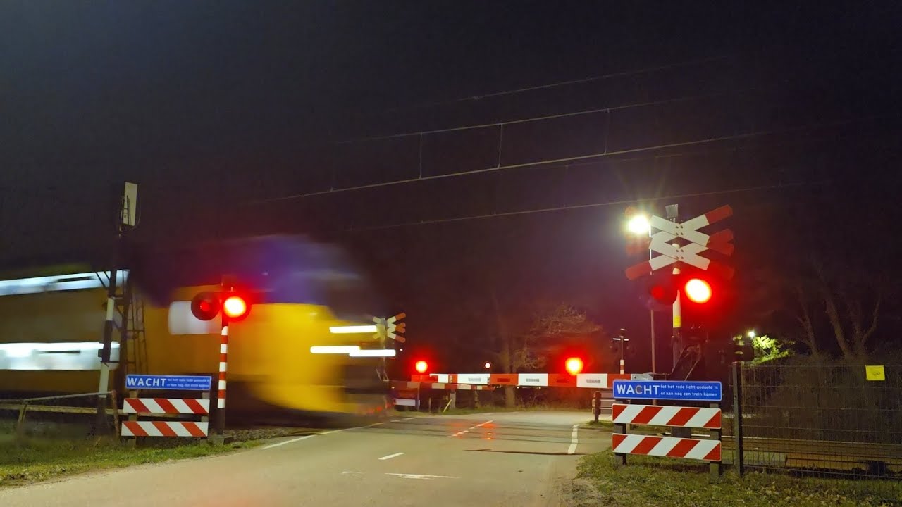 Spoorwegovergang Ermelo // Dutch Railroad Crossing