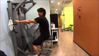 エニタイムフィットネス曙橋店。上腕三頭筋に効く「シーテッド・ロウ