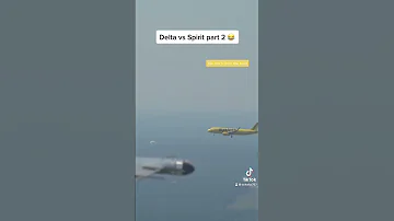 Delta Pilot Roasts Spirit 😂😅😆