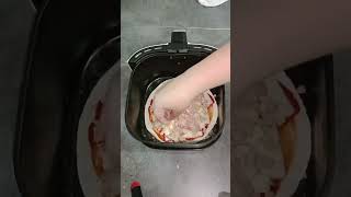 Pizza casera en AIRFRYER solo 5 MINUTOS 🤤🫠😋#recetasrapidas #pizza #airfyer #airfryerpizza #recetas screenshot 4