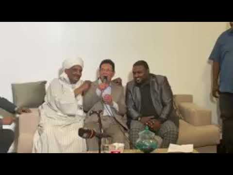 عبد الكريم الكابلي يغني بعد عودته للسودان