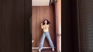 AKB48 小栗有以 普段から大人数でコンパクトに踊るの得意だと思ってたけど、 壁との距離感はわからなかった????