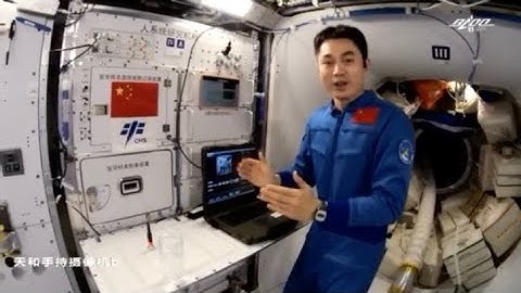 Taikonauts show students how they study cell growth in zero gravity