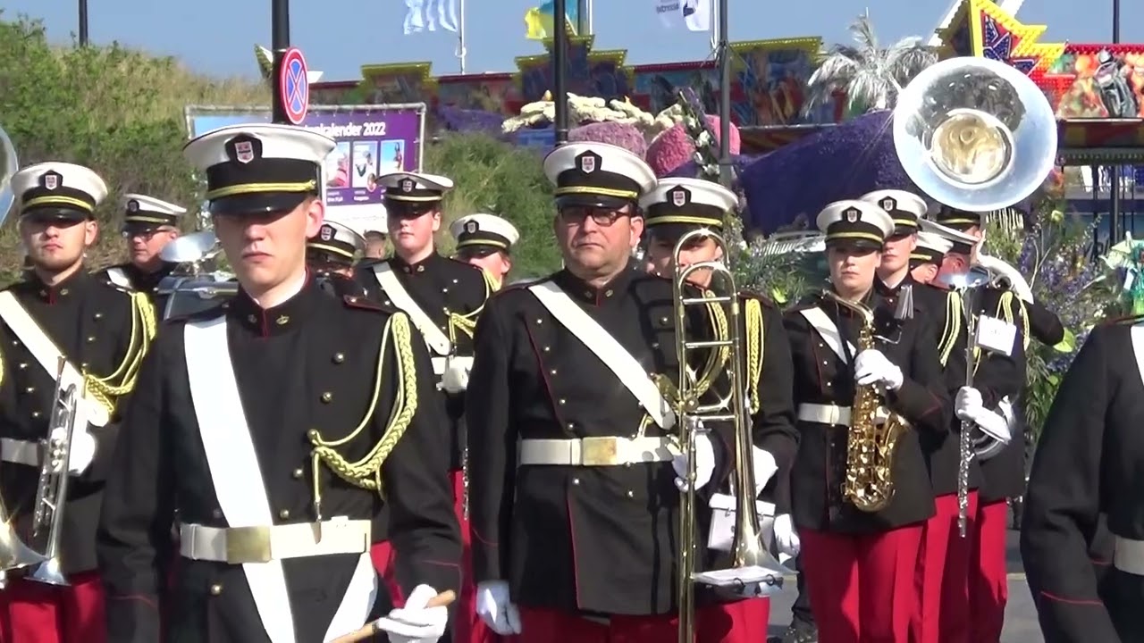 Show- en Drumfanfare Oranje IJsselmuiden Bloemencorso Bollenstreek 2022, einde Boulevard Noordwijk