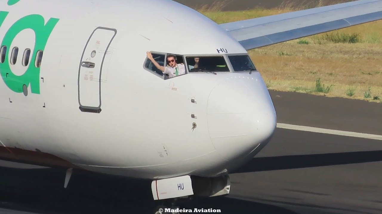 REMARKABLE PILOT WAVE at Madeira Airport - YouTube