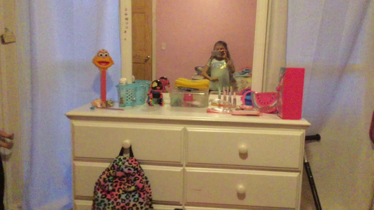 Room tour kinda - YouTube