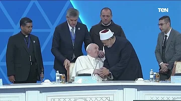 بابا الفاتيكان يعانق شيخ الأزهر خلال مؤتمر زعماء الأديان 