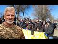 Навколішки перед Героєм Буковина попрощалася із захисником Володимиром Буджаком Навколішки перед Героєм Буковина попрощалася із захисником Володимиром Буджаком