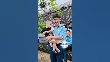 Em bé chụp ảnh giao lưu cùng các chú bộ đội cưng hen #respect #bodoivietnam #quandoivietnam #short