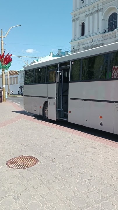 Заказной, туристический автобус привёз людей на экскурсию. Паркуется ...