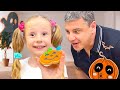 Nastya décore des cupcakes pour Halloween