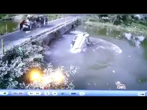 Panicked dad throws kid from sinking car into bridge