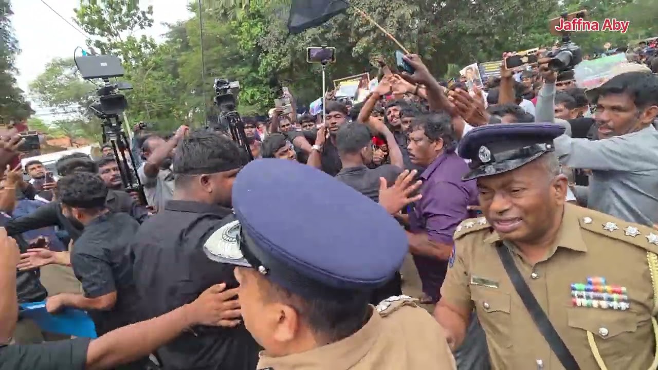 கிளி நொச்சியில் பதற்றம் கூட்டத்தில் மயங்கி விழுந்த பெண்.. 😣