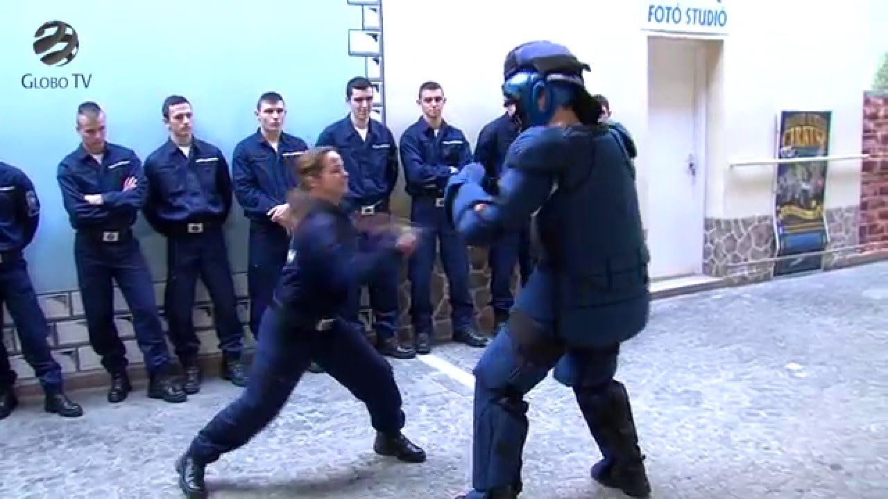 NYÍLT NAPON A LEENDŐ RENDŐRÖK