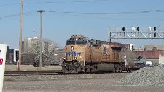 Union Pacific ES44 pulls a long string of empty wind turbine train