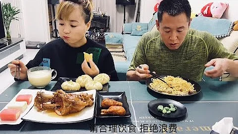 冷战第56天，哪有他这样喝水的#Day 56 of the Cold War#eating show#eating challenge#husband and wife eating food - 天天要闻