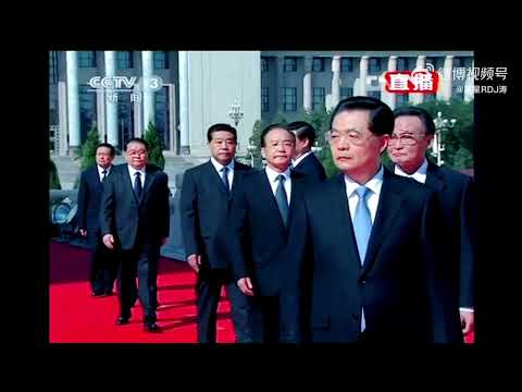 从2008年10月1日开始(除2009年以外)，胡锦涛总书记每年国庆都到天安门广场向人民英雄纪念碑敬献花篮，深切缅怀革命先烈。视频为2011年2012年的敬献花篮仪式