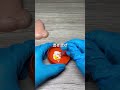 黄色の鼻パックを剥がすASMR
