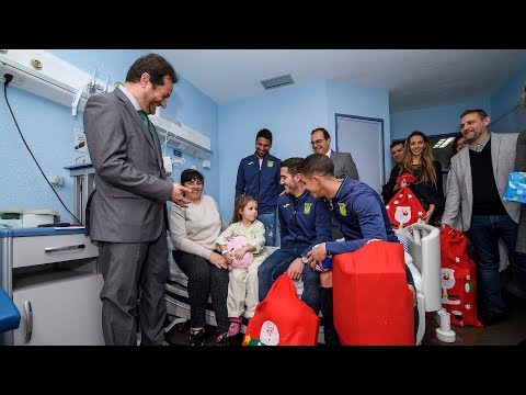 El CD Leganés entrega regalos en el Hospital Severo Ochoa