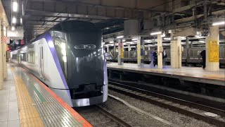 353系S107編成特急かいじ39号甲府行きが新宿駅10番線に到着するシーン