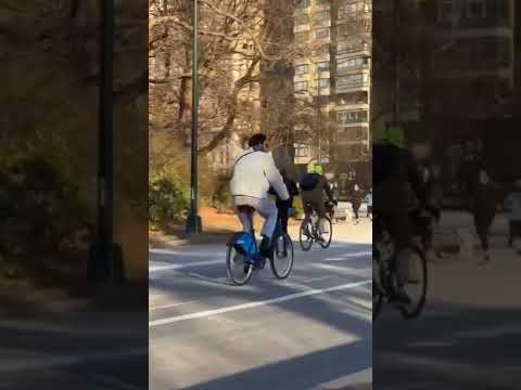 Jacob Elordi And His Parents Bike Riding In NYC 🚴‍♀️🚴‍♂️🚴‍♂️