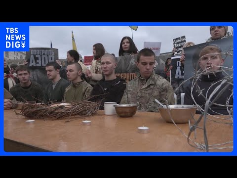 「捕らわれの身のクリスマス」アゾフ連隊兵士の妻らがデモ　ウクライナ・キーウ｜TBS NEWS DIG