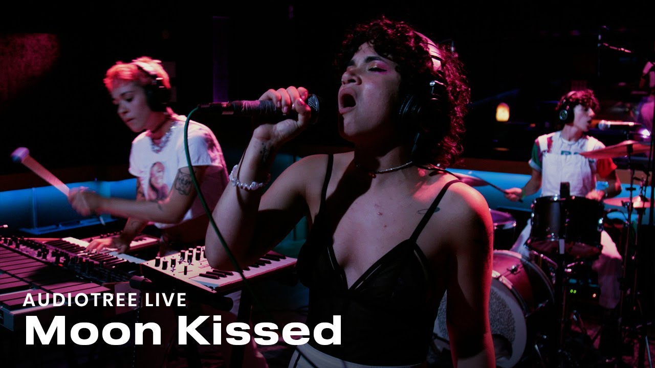 YouTubeでMoon Kissed - 101 | Audiotree Liveを視聴