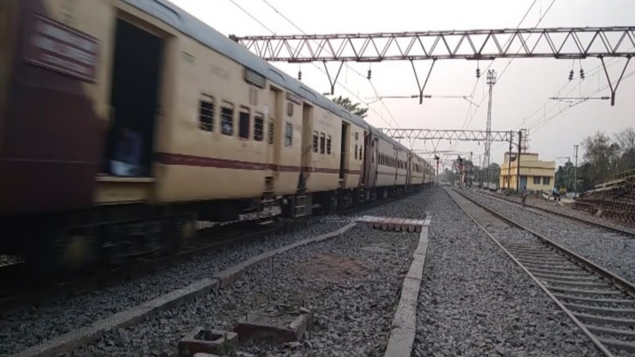 22322 - Hool Express (SURI-HWH) Crossing Through a LC Gate।। Indian Railways।।