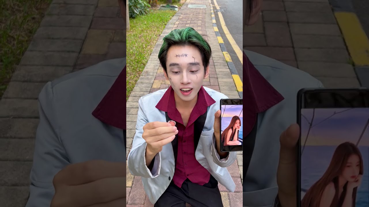 The Joker S Cell Phone Is Full Of Pictures Beautiful Women Harley Quinn