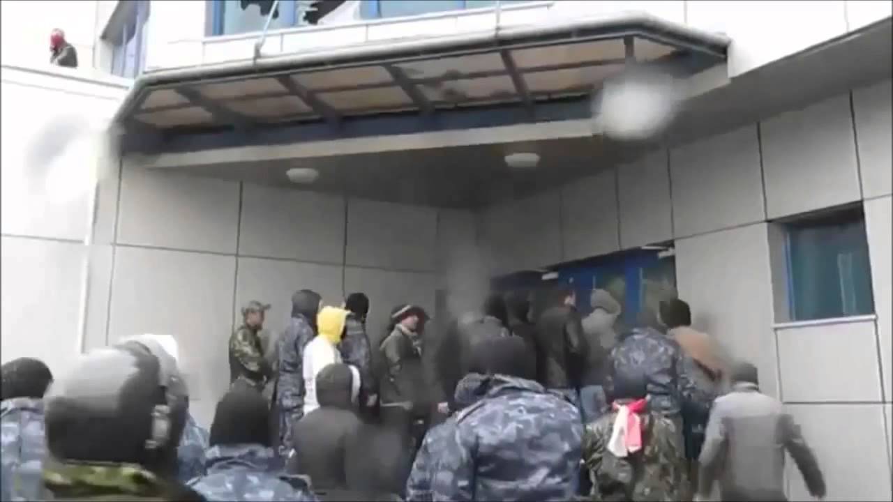 В Западна Украйна "Десен Сектор" щурмува завод за водка "Немиров" - YouTube