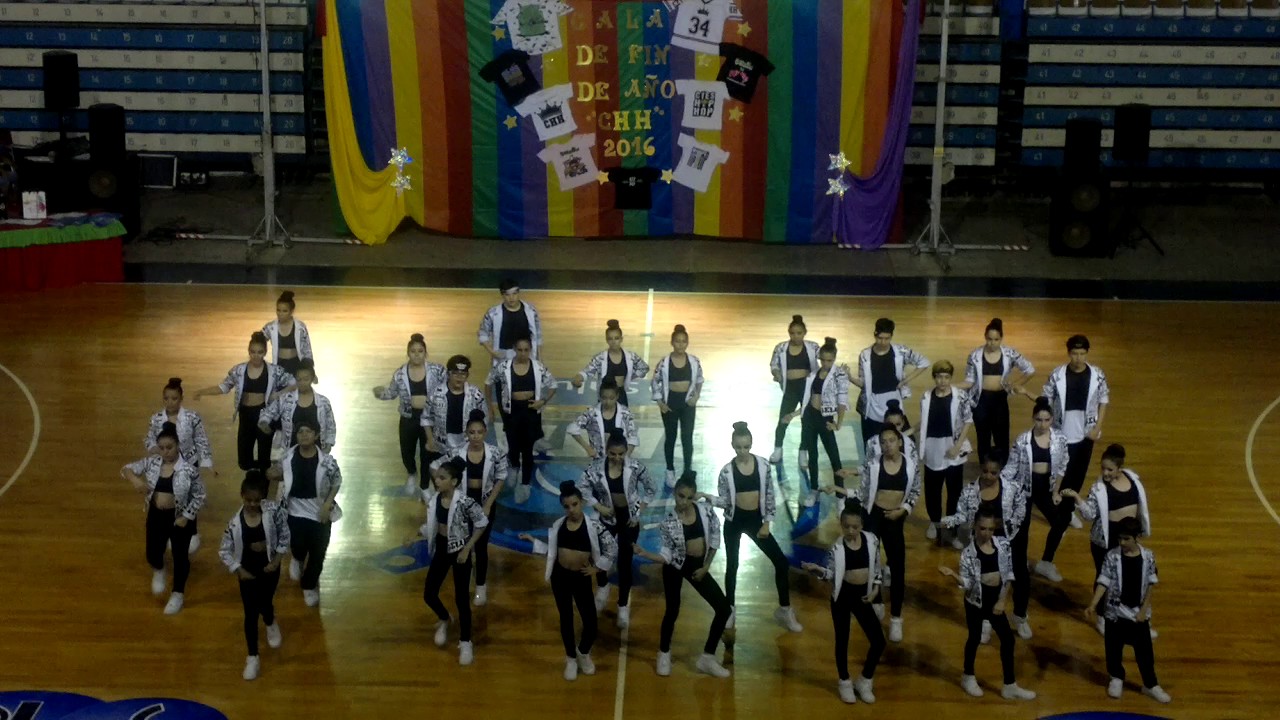 Virginia baila con academia Angelus en Regatas Corrientes