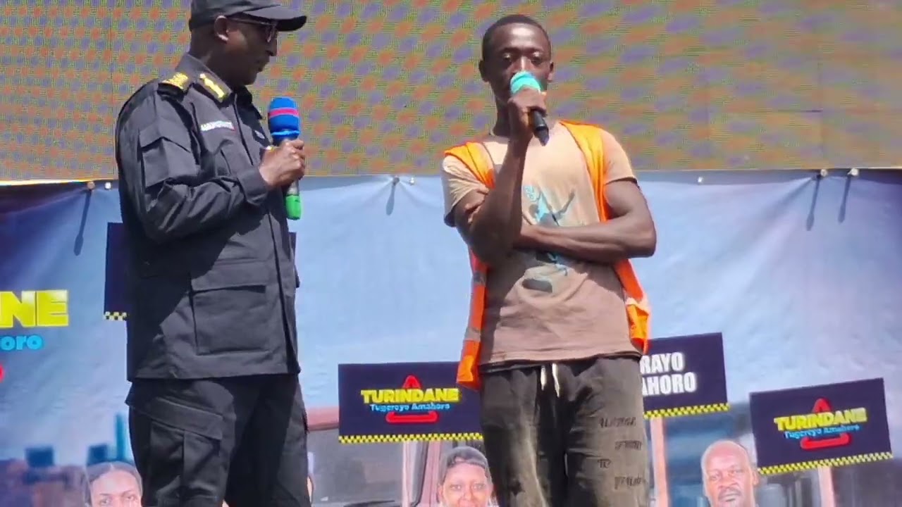 IGP CG Felix Namuhoranye ahembye umunyonzi i Rusizi mu ruhame